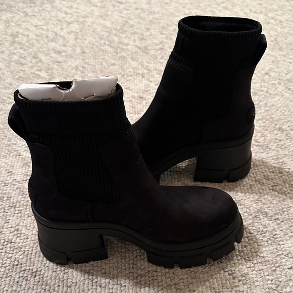 UGG NWOB Moxy Chelsea block heels perfect condition suede - Picture 2 of 16